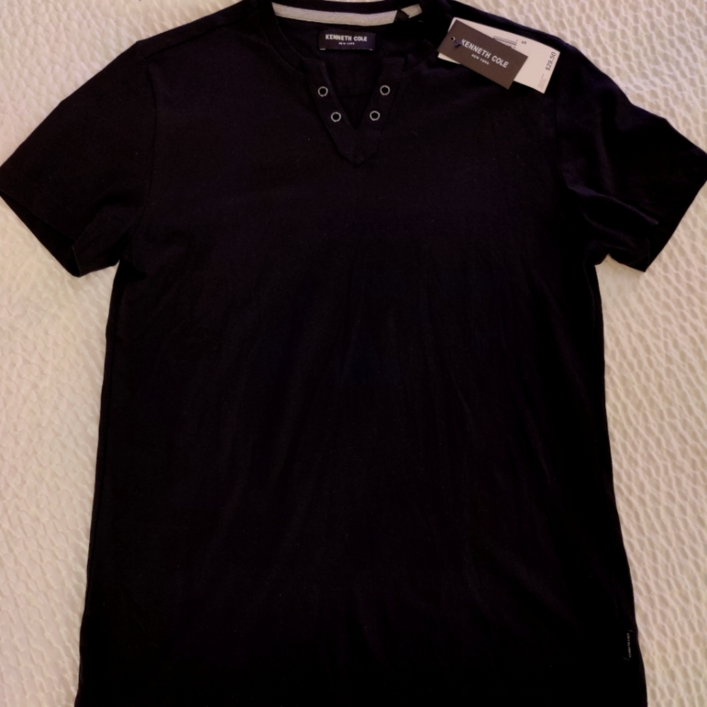 NEW WITH TAGS KENNETH COLE V-NECK SHIRT WITH EYELETS. DEEP BLACK SIZE S